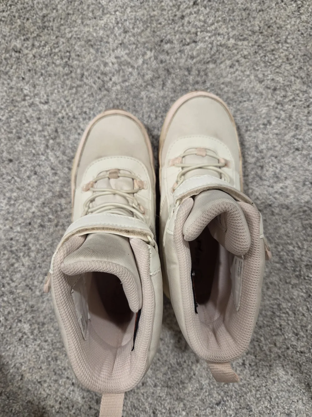 Girls Cat And Jack Size 1 - Light Pink and Cream Snowboots!